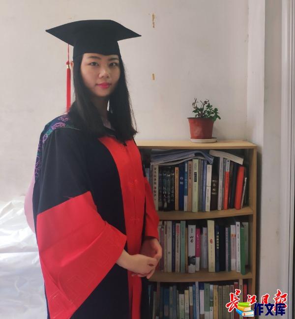 厉害！26岁的她成为中国第一位写作学专业博士